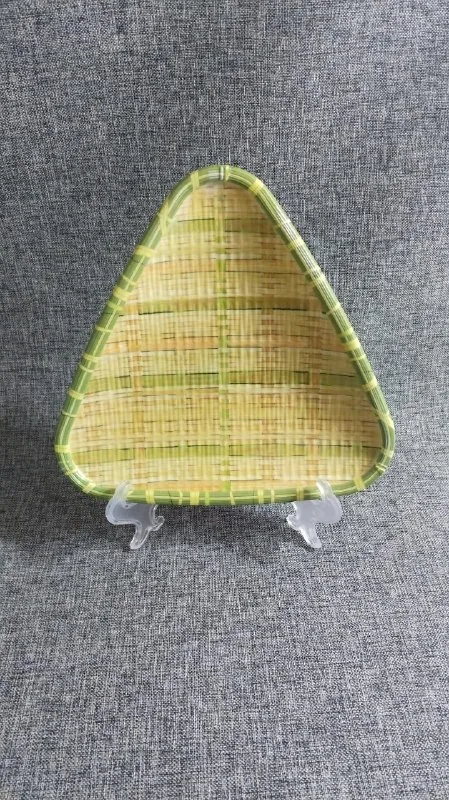Piring Saji Segitiga (Anti Selip- Kaki Penyangga) 8.2 Inch Melamin Motif  Anyaman Bambu merk Toptree [PZ9209-057]